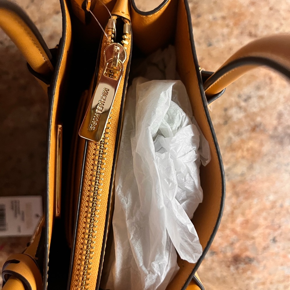 Michael Kors MERCER MD MESSENGER 
Cider color new without tags - Picture 2 of 5